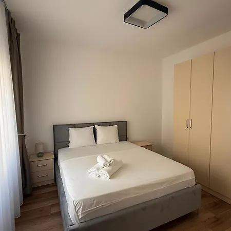 Pineamare Golem, Durres